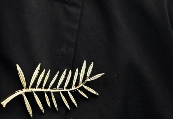 Une épingle en forme de Palme d'or, le 21 mai 2025 au festival de Cannes