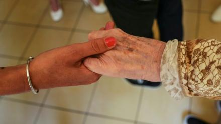 A l'heure où le tsunami démographique se rapproche -le nombre de Français de 75 à 84 ans va augmenter de 50% entre 2020 et 2030- les accompagnants de personnes âgées font figure de perles rares