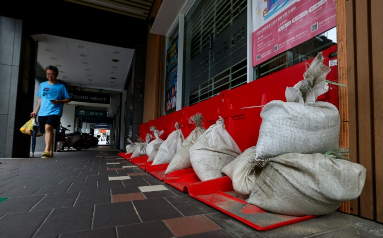 Des sacs de sable empilés devant un bâtiment  à Keelung, avant l’arrivée du typhon Bavi, le 10 juillet 2026