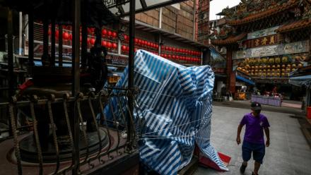 Des statues du temple Dianji à Keelung (nord de Taïwan) ont été recouvertes pour les protéger du typhon à le 10 juillet 2026