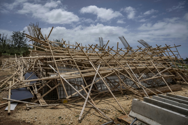 Un bâtiment en construction effondré par les vents violents et les fortes pluies du super-typhon Bavi à Guam, le 7 juillet 2026