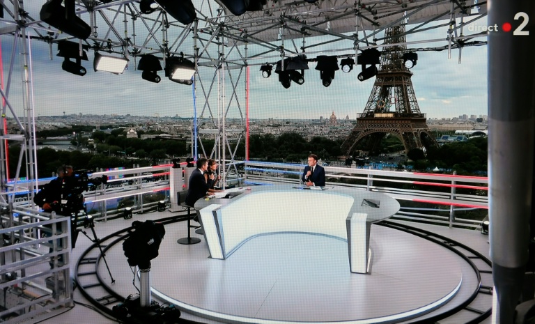 France 2 reçoit Emmanuel Macron sur un plateau installé sur le toit du Musée de l'Homme au Trocadéro, à Paris, le 23 juillet 2024