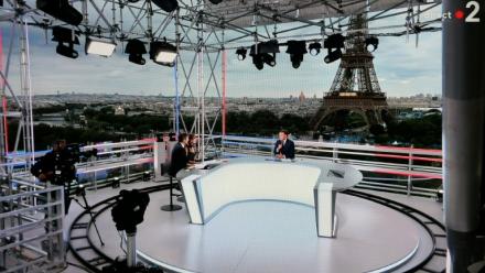 France 2 reçoit Emmanuel Macron sur un plateau installé sur le toit du Musée de l'Homme au Trocadéro, à Paris, le 23 juillet 2024
