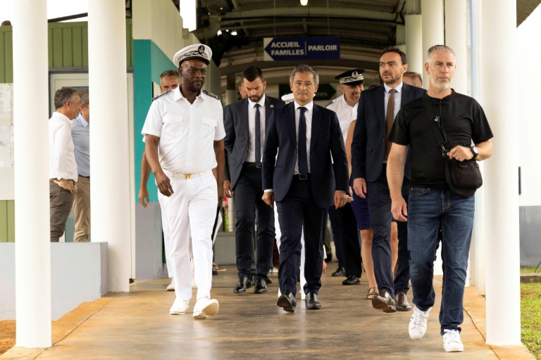 Le ministre de la Justice Gerald Darmanin (c) visite la prison de Rémire-Montjoly, le 19 mai 2025 en Guyane