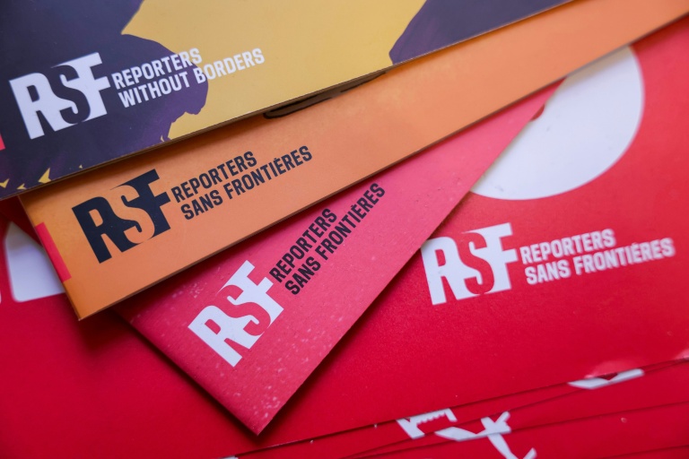 Des membres de l'équipe municipale se sont rués en kiosque début juin pour acheter des centaines de numéros de l'Essor Savoyard afin d'étouffer une affaire de viol, accusent lundi Reporters sans frontières (RSF) et l'hebdomadaire régional