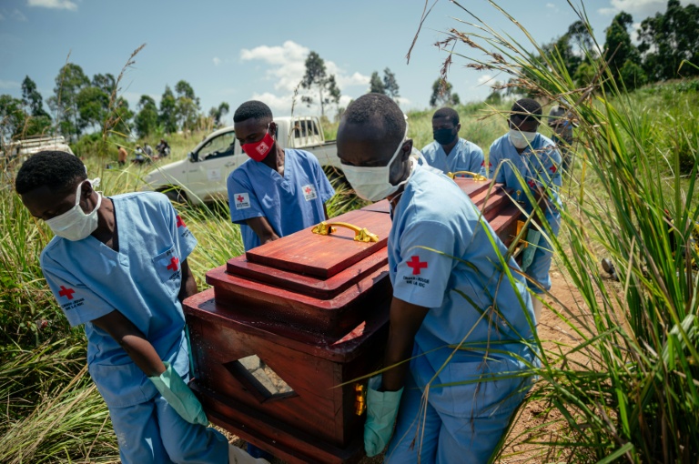 Des membres d'une équipe de la Croix-Rouge transportent le cercueil d'une femme qui serait décédée des suites de la maladie à virus Ebola dans un cimetière de Bunia, en RDC, le 7 juin 2026