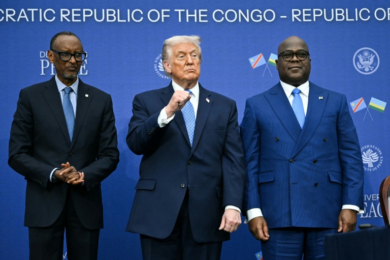 Le président américain Donald Trump entouré par les chefs d'Etat rwandais Paul Kagame (à gauche) et congolais Félix Tshisekedi (à droite) lors de la cérémonie de signature d'un accord de paix, à Washington le 4 décembre 2025