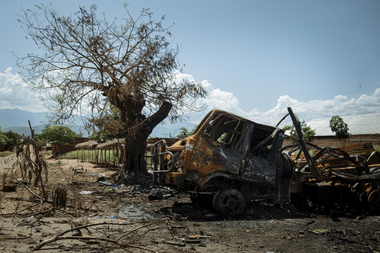 Un véhicule militaire calciné appartenant aux Forces armées de la République démocratique du Congo (FARDC) abandonné sur le bord de la route à Luvungi (RDC), le 13 décembre 2025