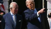 Le président américain Donald Trump (d) et le roi Charles III à la Maison Blanche, le 27 avril 2026 à Washington