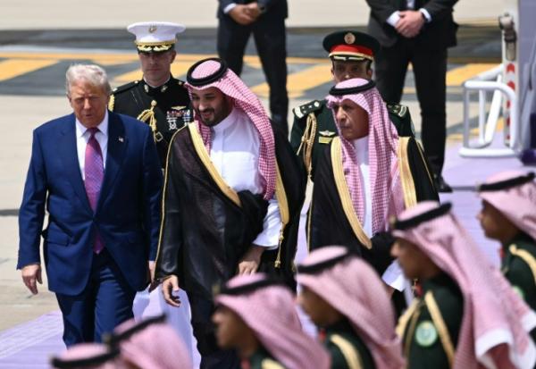 Le prince héritier saoudien Mohammed ben Salmane (c) accueille le président américain Donald Trump à son arrivée à Ryad, le 13 mai 2025