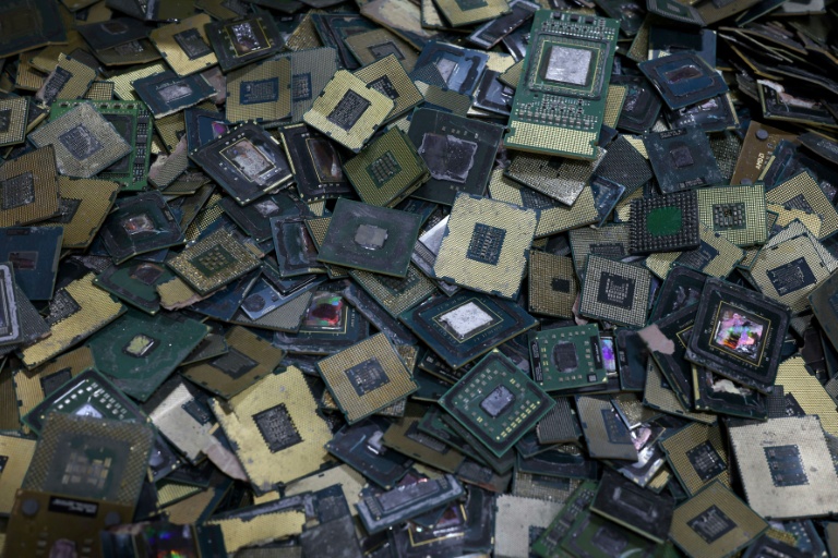Cette photo, prise le 30 juin 2026, montre des composants électroniques destinés au recyclage à la Royal Mint de Llantrisant, dans le sud du pays de Galles