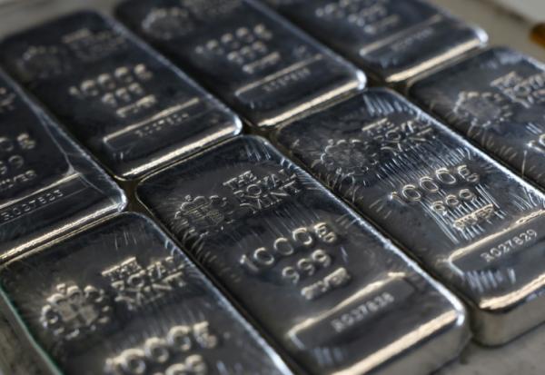 Cette photo, prise le 30 juin 2026, montre des lingots d'argent à la Royal Mint de Llantrisant, dans le sud du pays de Galles