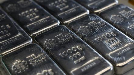 Cette photo, prise le 30 juin 2026, montre des lingots d'argent à la Royal Mint de Llantrisant, dans le sud du pays de Galles