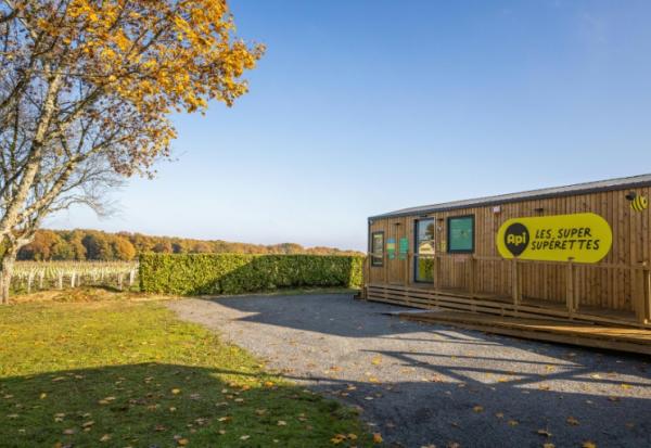 Une supérette Api en libre-service sans caissier, ouverte tous les jours, installée dans un préfabriqué en bois à Claix, le 1er décembre 2022 en Charente