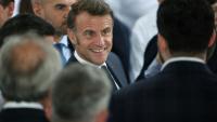 Le président français Emmanuel Macron (au centre) assiste à l'inauguration d'un laboratoire à Wissous, en région parisienne, le 12 mai 2025
