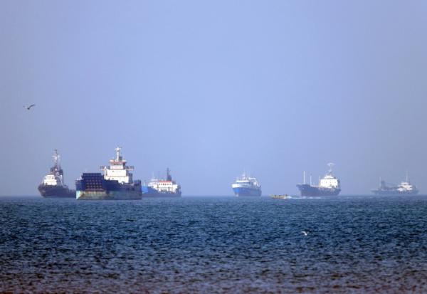 Photo fournie par l'agence iranienne Isna le 4 mai 2026, montrant des bateaux coincés dans le détroit d'Ormuz au large de Bandar Abbas, dans le sud de l'Iran