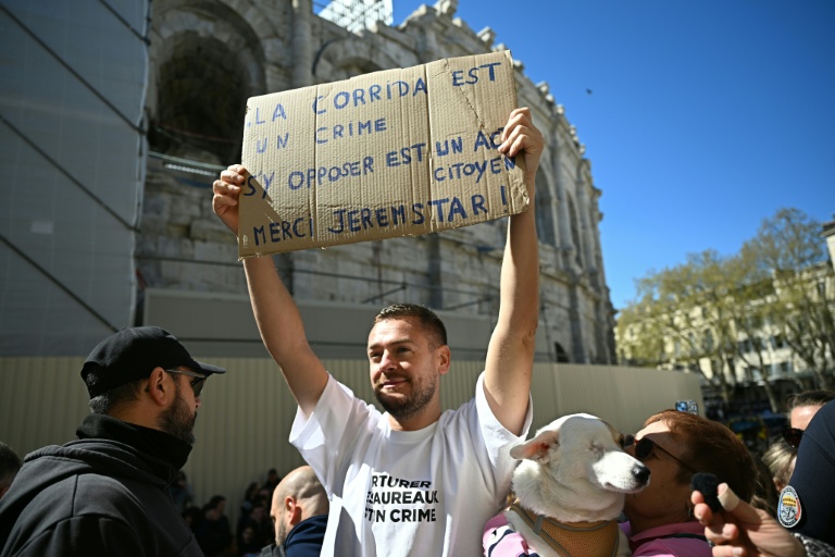 L'influenceur Jeremstar, de son vrai nom Jérémy Gisclon, arrive au tribunal de Nîmes le 2 avril 2026
