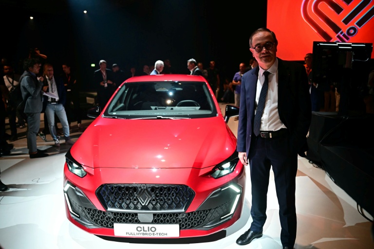 Le DG de Renault François Provost au Salon automobile de Munich le 8 septembre 2025, posant à côté de la nouvelle Clio 