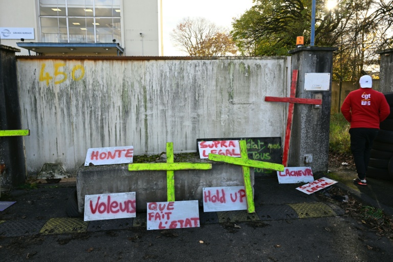 Des croix déposées par des employés de l'aciériste NovAsco à Hagondange, le 17 novembre 2025 en Moselle, dans l'attente de la décision du tribunal de Commerce de Strasbourg