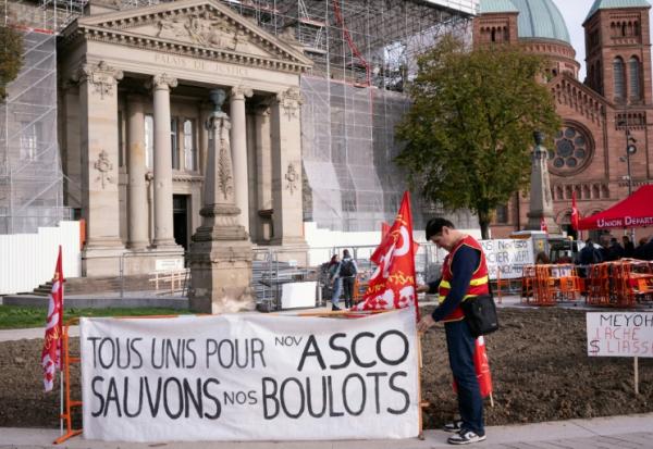 Une banderole "Tous unis pour Novasco, sauvons nos boulots" devant le tribunal de Strasbourg, à l'occasion d'une audience publique sur l'avenir de l'aciériste Novasco, le 31 octobre 2025 dans le Bas-Rhin