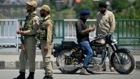 Des policiers indiens en faction à Srinagar, en Inde, près de la frontière avec le Pakistan, où le calme est revenu, le 12 mai 2025
