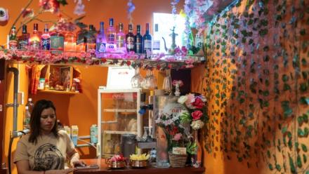 Budhathoki Samjhana dans son petit restaurant népalais, à Tokyo, le 12 juin 2026