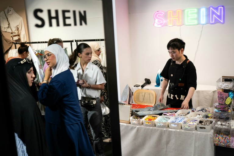Dans une boutique éphémère de Shein à Dijon, le 26 juin 2025