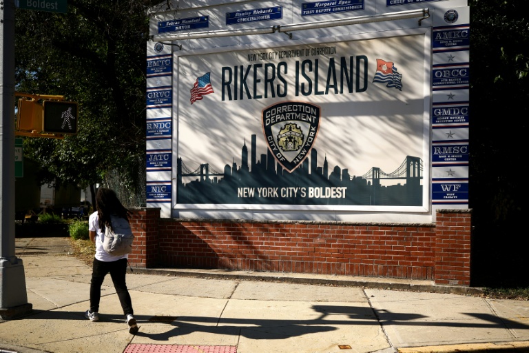 Un panneau marquant l'entrée du centre de détention de Rikers Island, dans le Queens, à New York, le 5 octobre 2026