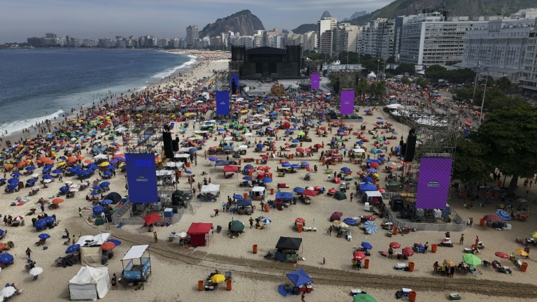 Vue aérienne de la scène où doit se produire Shakira, sur la plage de Copacabana à Rio, le 2 mai 2026
