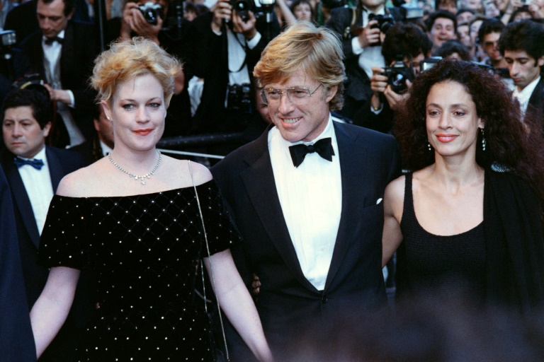 (g-d) L'actrice américaine Melanie Griffith, l'acteur et réalisateur américain Robert Redford et l'actrice brésilienne Sônia Braga sur le tapis rouge pour le film 