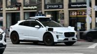 Un robotaxi sans chauffeur Waymo, sur  Hollywood Boulevard, à Los Angeles (Californie), le 13 mai 2026 