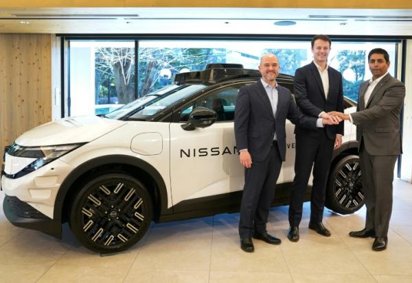 Ivan Espinosa (g), PDG de Nissan Motor, Alex Kendall (c), PDG de Wayve Technologies, et Sarfraz Maredia (d), de chez Uber Technologies, devant un prototype de véhicule à Tokyo le 12 mars 2026