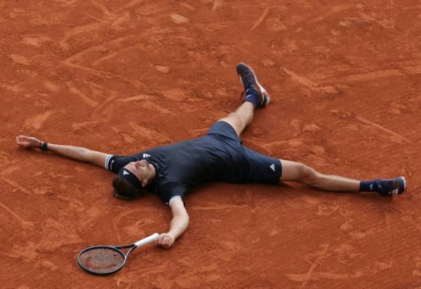 L'Allemand Alexander Zverev, N.3 mondial, les bras en croix alors qu'il vient remporter le titre à Roland-Garros le 7 juin 2026 à Paris