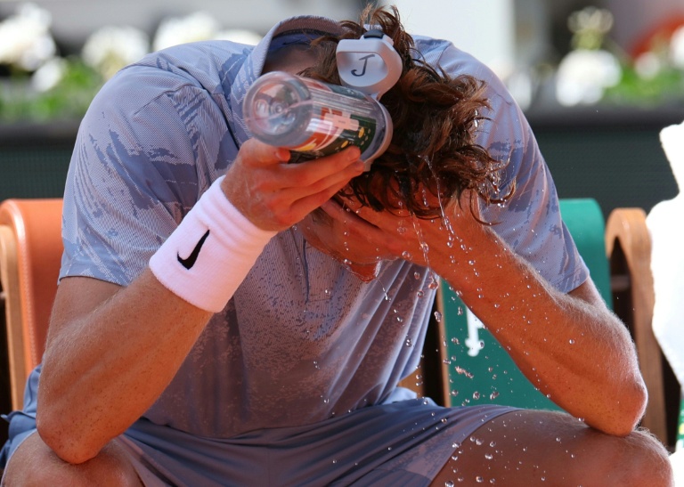 Jannik Sinner, N.1 mondial, pendant un changement de côté au 2e tour de Roland-Garros le 28 mai 2026 à Paris
