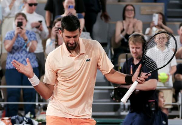 Le bonheur du Serbe Novak Djokovic après sa victoire sur le Français Giovanni Mpetshi Perricard au 1er tour de Roland-Garros le 24 mai 2026 à Paris