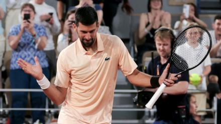 Le bonheur du Serbe Novak Djokovic après sa victoire sur le Français Giovanni Mpetshi Perricard au 1er tour de Roland-Garros le 24 mai 2026 à Paris