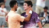 Novak Djokovic salue le Brésilien Joao Fonseca, tombeur du Serbe à Roland-Garros, le 29 mai 2026