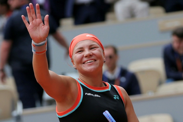 Diana Shnaider célèbre sa victoire contre Aryna Sabalenka en quart de finale de Roland-Garros, le 3 juin 2026