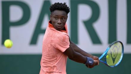 Le Français Moïse Kouame renvoie un revers au Polonais Tomasz Berkieta lors de leur quart de finale du simple junior masculin de Roland-Garros, le 6 juin 2024à Paris