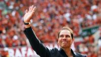 Rafael Nadal salue la foule à Roland-Garros lors d'une cérémonie en son honneur, le 25 mai 2025 à Paris
