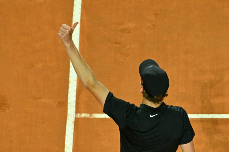 L'Italien Jannik Sinner, numéro un mondial, salue le public après sa victoire en demi-finale du Masters 1000 de Rome, le 16 mai 2025