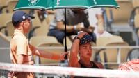 La Bélarusse Aryna Sabalenka entre deux jeux, sous un soleil  de plomb, le 26 mai 2026 à Roland-Garros