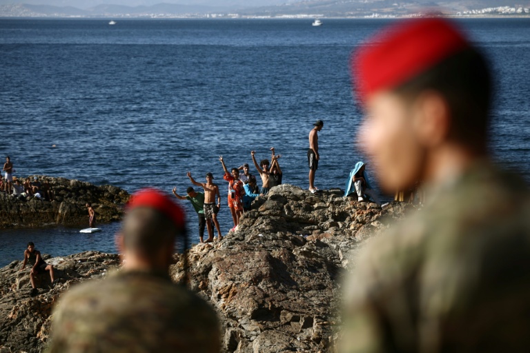 Des membres des forces de sécurité espagnoles positionnés à la frontière entre Ceuta et le Maroc, le 2 août 2026