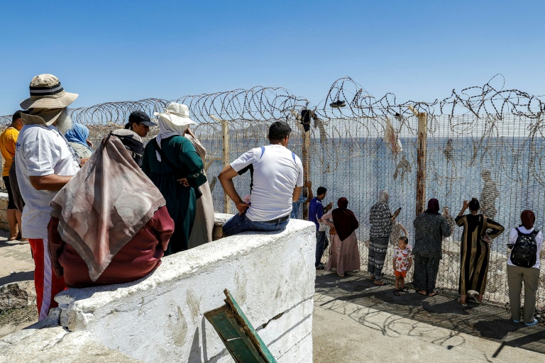 Des proches de migrants ayant traversé illégalement la frontière entre le Maroc et l'enclave espagnole de Ceuta attendent de leurs nouvelles, dans la ville marocaine de Fnideq le 2 août 2026