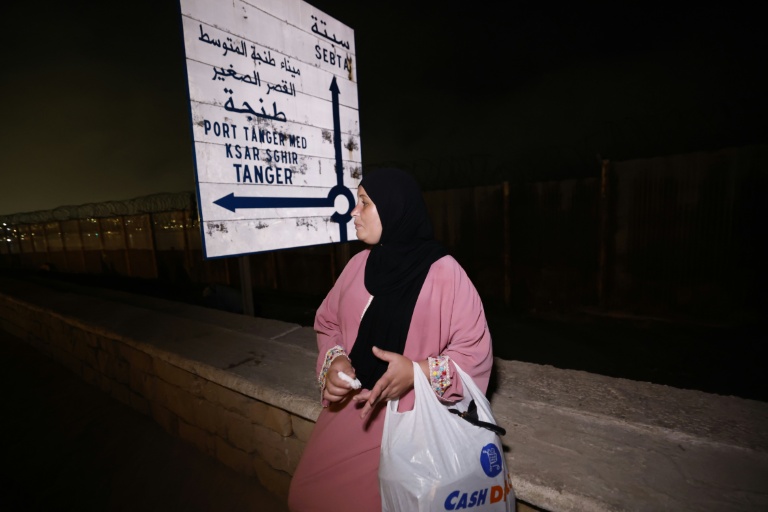 Une Marocaine attend des nouvelles d'un proche ayant traversé la frontière vers l'enclave espagnole de Ceuta, près de Fnideq, le 1er août 2026