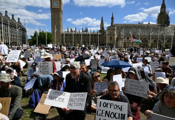Un manifestant est emmené par des policiers lors d'une manifestation « Lift The Ban » (Lève l'interdiction) en soutien au groupe interdit Palestine Action, qui réclame la levée de l'interdiction récemment imposée, sur Parliament Square, dans le centre de Londres, le 9 août 2025