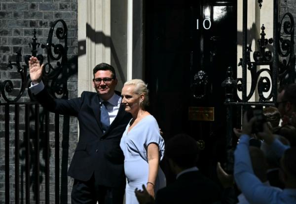 Le nouveau Premier ministre britannique, Andy Burnham, et son épouse, Marie-France van Heel, devant le 10 Downing Street, le 20 juillet 2026 à Londres, après que le roi Charles III lui a demandé de former le prochain gouvernement