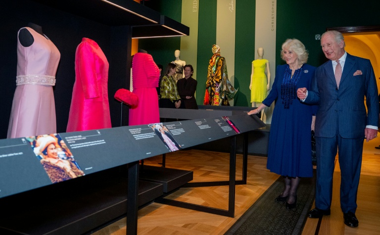 Le roi Charles III et la reine Camilla admirent des tenues portées par la défunte reine Elizabeth II, dans le cadre de la nouvelle exposition du Royal Collection Trust 