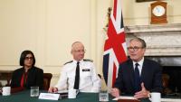 Le Premier ministre britannique Keir Starmer (D) en conférence de presse avec la ministre de l'Intérieur Shabana Mahmood (G) et le commissaire de la POlice métropolitaine Mark Rowley (C) à Londres le 30 avril 2026