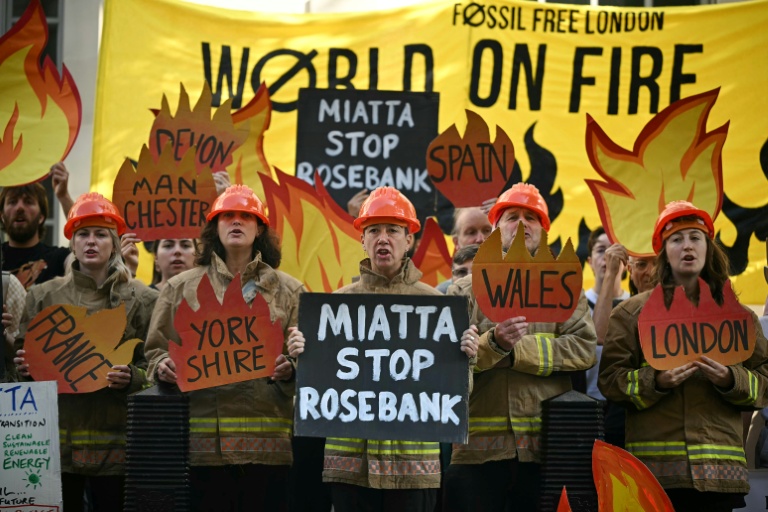 Des militants écologistes manifestent contre le projet de gisement pétrolier Rosebank, en mer du Nord, au large de l'Écosse, le 22 juillet 2026